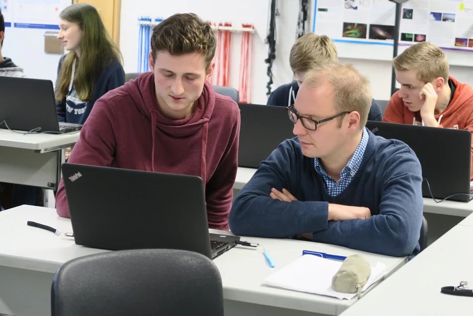 Bild von Lehrer und Autor dieses Artikels vor einem Laptop